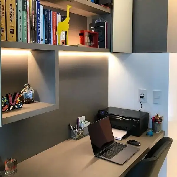 Móveis planejados e iluminação embutida para escritório pequeno. Foto: By Sandra S