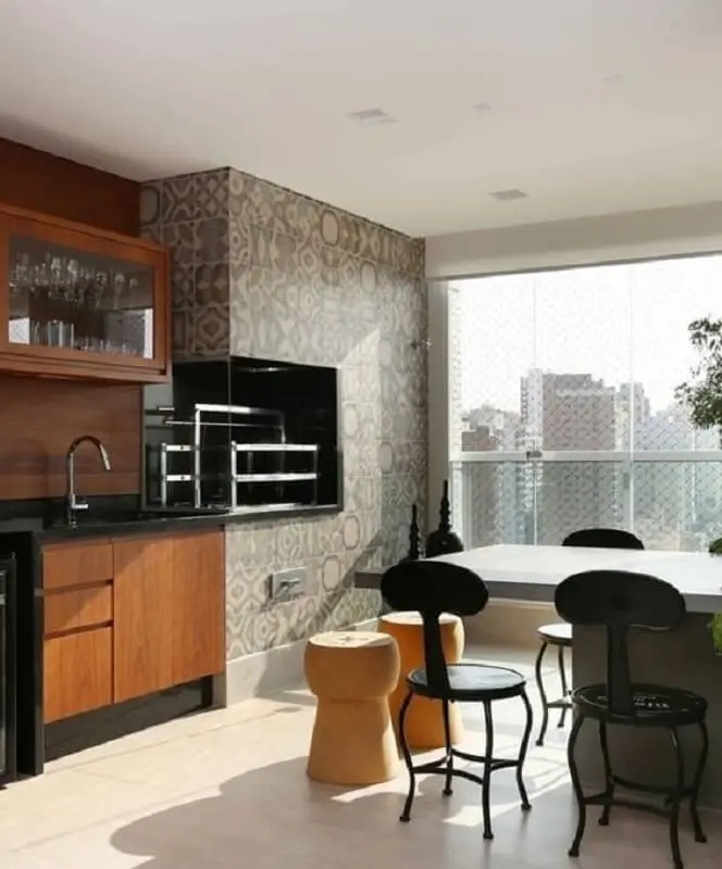 Móveis planejados para decoração de apartamento com varanda gourmet e churrasqueira Foto Triarq Arq.