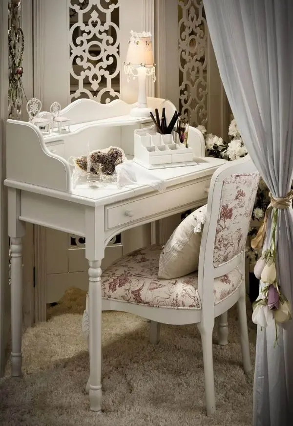 Móveis vintage na cor branca com espelho de mesa e cadeira com estampa floral 