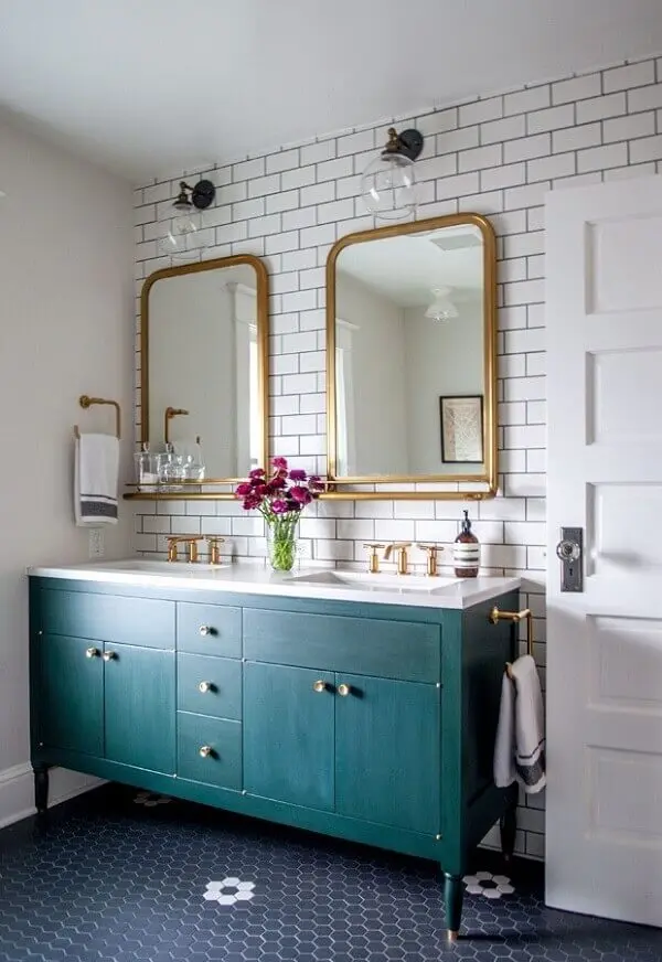 Móveis vintage para banheiro com armário verde e espelhos dourados 