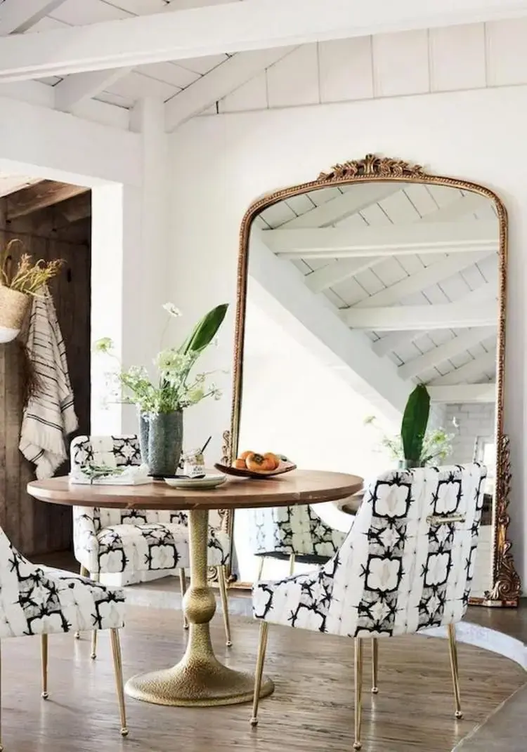 Móveis vintage para sala de jantar com espelho de chão