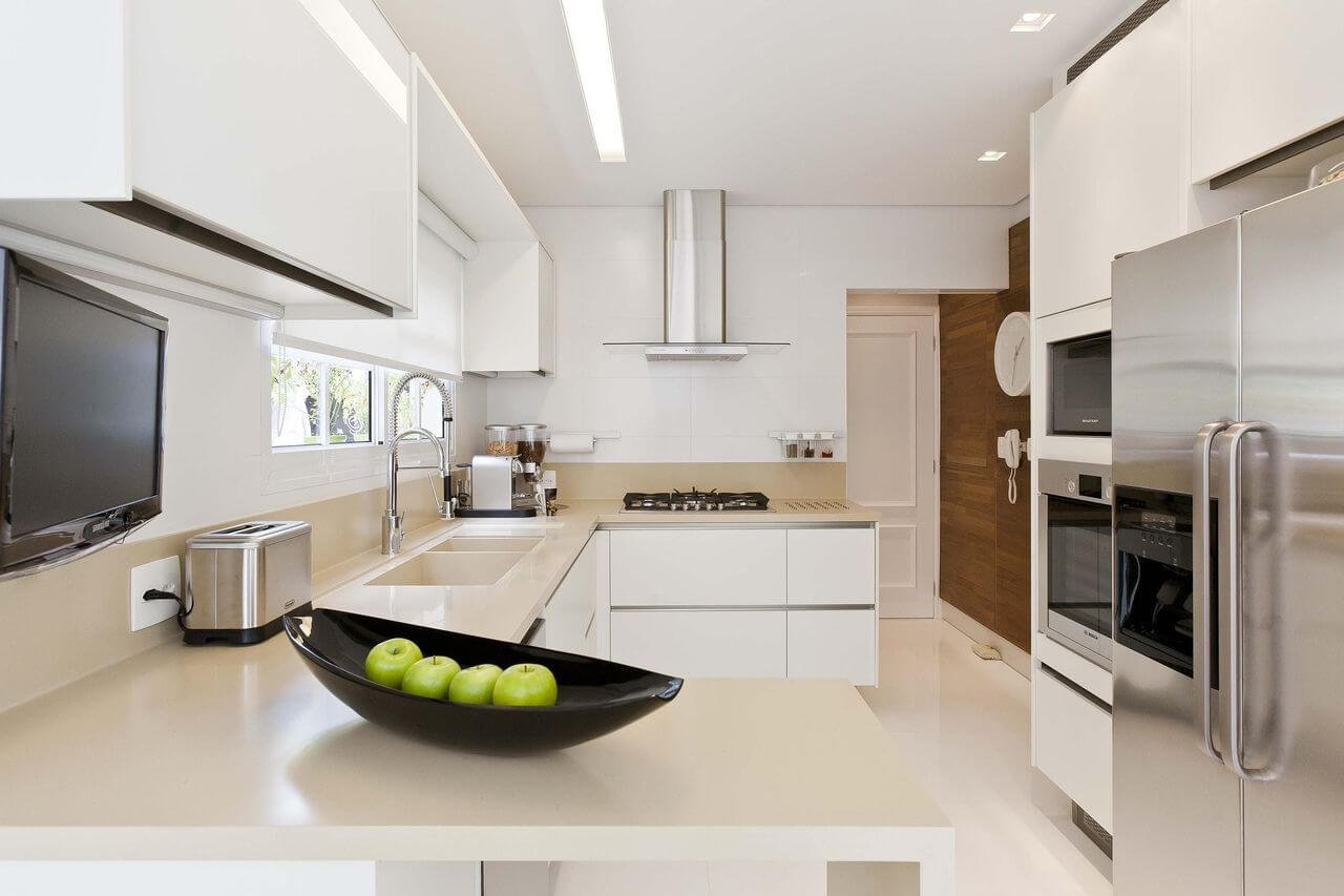 3 Truques para organizar as panelas de casa - Studio 1202  Panelas  penduradas, Organizando armários de cozinha, Design de casa