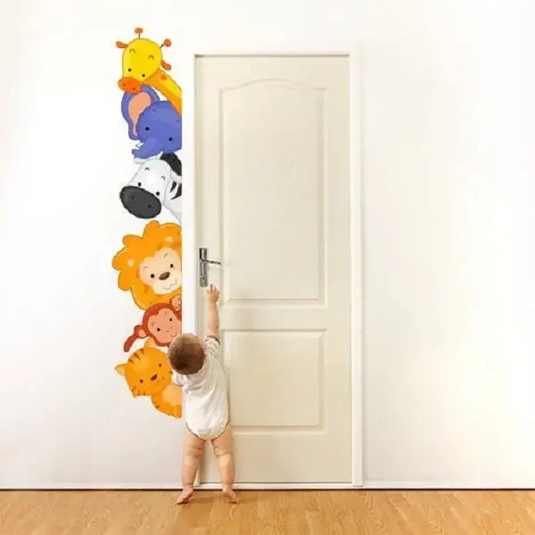 O adesivo de quarto de bebê safári pode contornar a estrutura da porta. Fonte: Pinterest