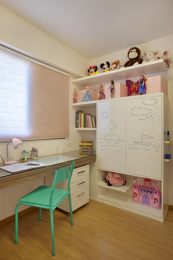 O gaveteiro branco com rodinhas pode ser movimentado dentro do quarto infantil. Projeto de Cyntia Sabat