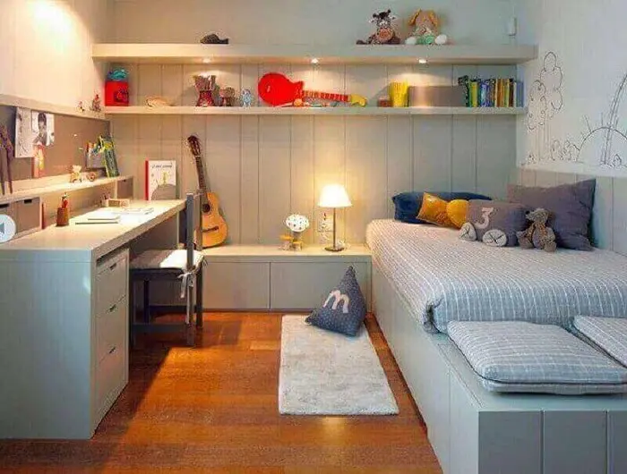O gaveteiro branco embutido embaixo da escrivaninha ocupa pouco espaço no dormitório. Fonte: We Heart It