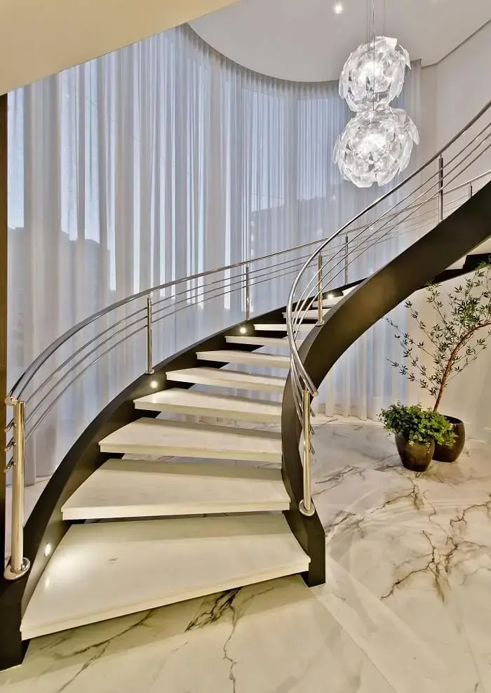 O lustre comprido para escada se conecta com a decoração do espaço. Projeto de Espaço do Traço Arquitetura