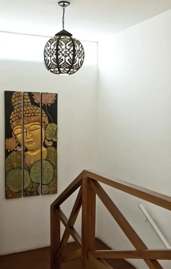 O lustre para escada interna se conecta com a decoração do ambiente. Fonte: Cactus Arquitetura