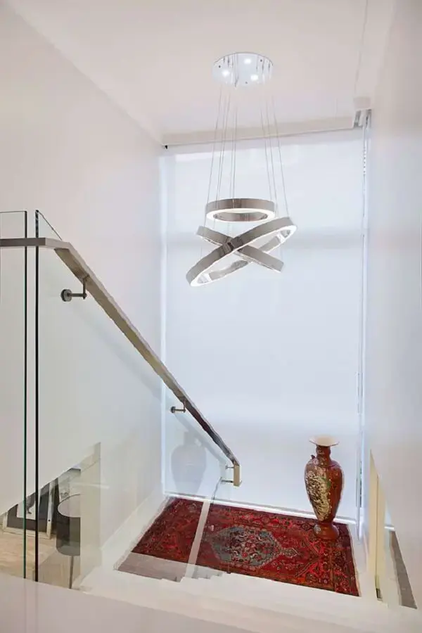 O lustre para escada moderno chama a atenção na decoração do projeto. Fonte: Homify BR