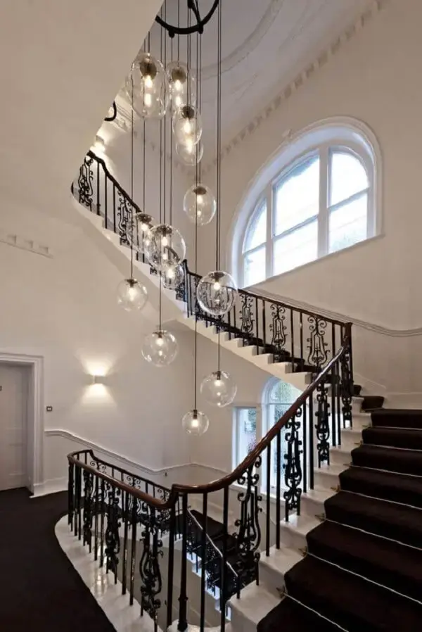 O lustre para escada redondo acompanha a decoração clássica do espaço. Fonte: Pinterest