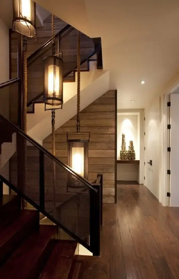 O lustre para escada se estende por todos os andares do imóvel. Fonte: Pinterest
