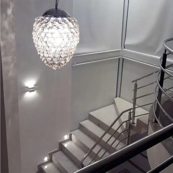 O lustre pendente para escada pode ser a opção perfeita para o seu projeto. Fonte: Fabiana Cristina