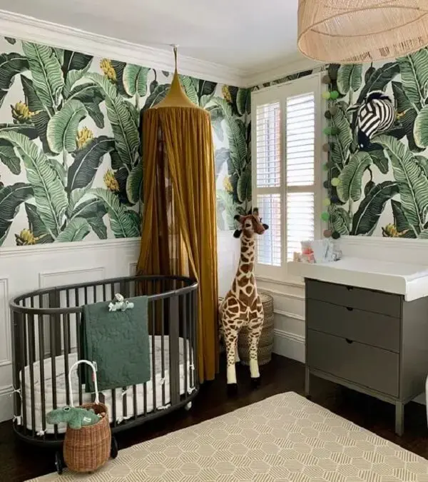 O papel de parede se destaca no quarto de bebê safári verde. Fonte: Pinterest