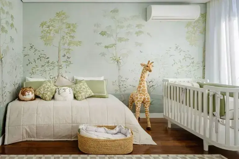 O papel de parede quarto de bebê safári é o grande destaque do ambiente. Projeto de Maraú Design