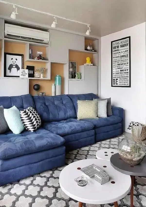 O sofá baú é ideal para sala planejada pequena. Fonte: Simples Decoração