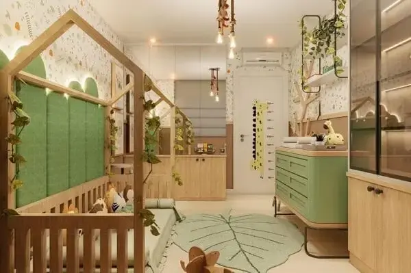 O tapete folha realça a beleza do quarto de bebê safári verde. Projeto de Mariana Cargnin