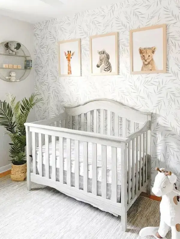 O vaso de planta traz um toque verde para a decoração do quarto de bebê safari. Fonte: Pinterest