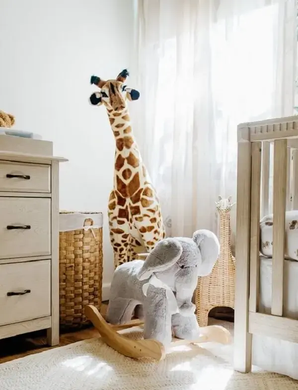 Os brinquedos do quarto de bebê safari decoram e alegram o ambiente. Fonte: Pinterest
