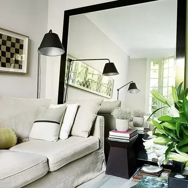 Os espelhos trazem a sensação de amplitude para a sala de estar planejada pequena. Fonte: Ideal Home