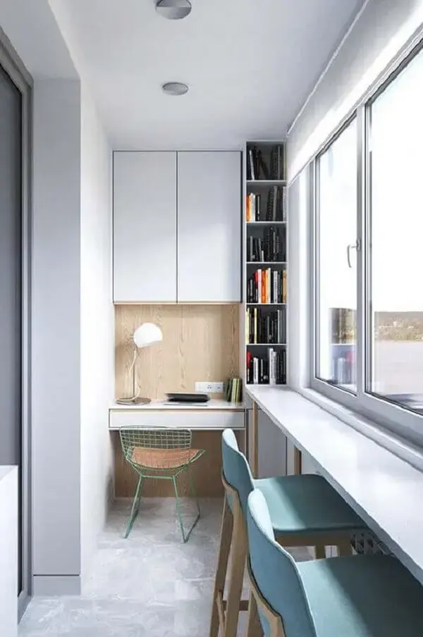 Os móveis planejados para escritório pequeno ajudam a otimizar o espaço do projeto. Foto: Revista VD