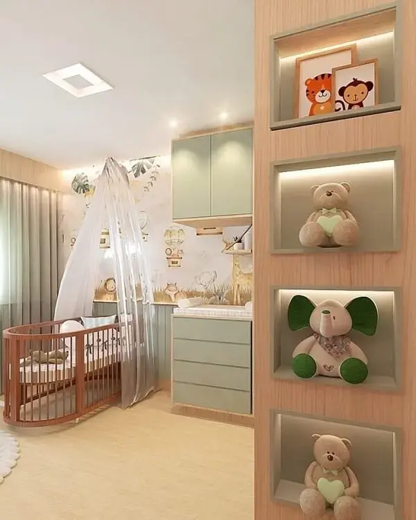 Os nichos ajudam na decoração do quarto de bebê com tema safári. Projeto de Sara Fernandes