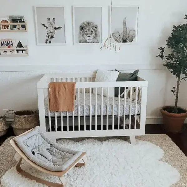 Os quadros podem substituir o papel de parede na decoração de quarto de bebê safári. Fonte: Revista Viva Decora