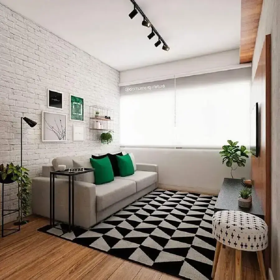 Paleta de cores para sala pequena decorada com tapete geométrico e parede de tijolinho branco Foto Domum Arquitetura