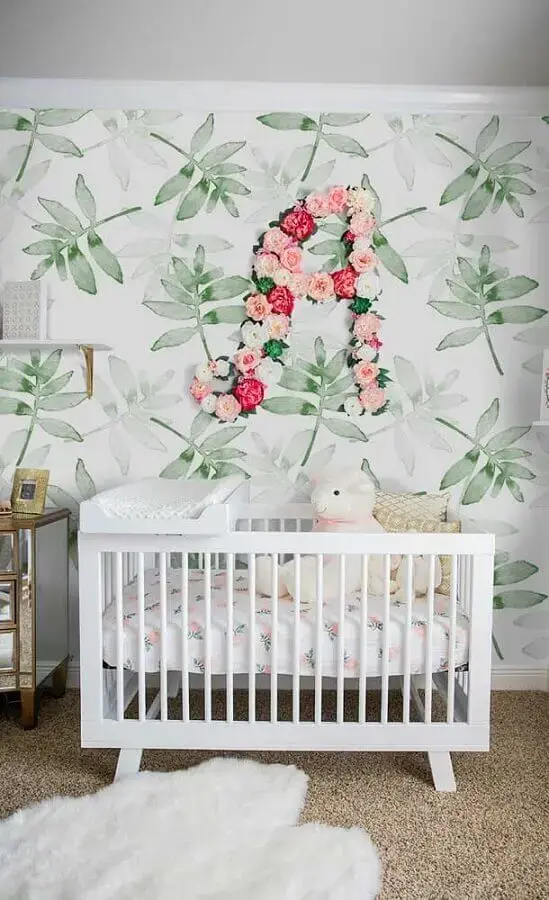 Papel de parede com estampa de folhagens para decoração de quarto para bebê feminino Foto Jeito de Casa
