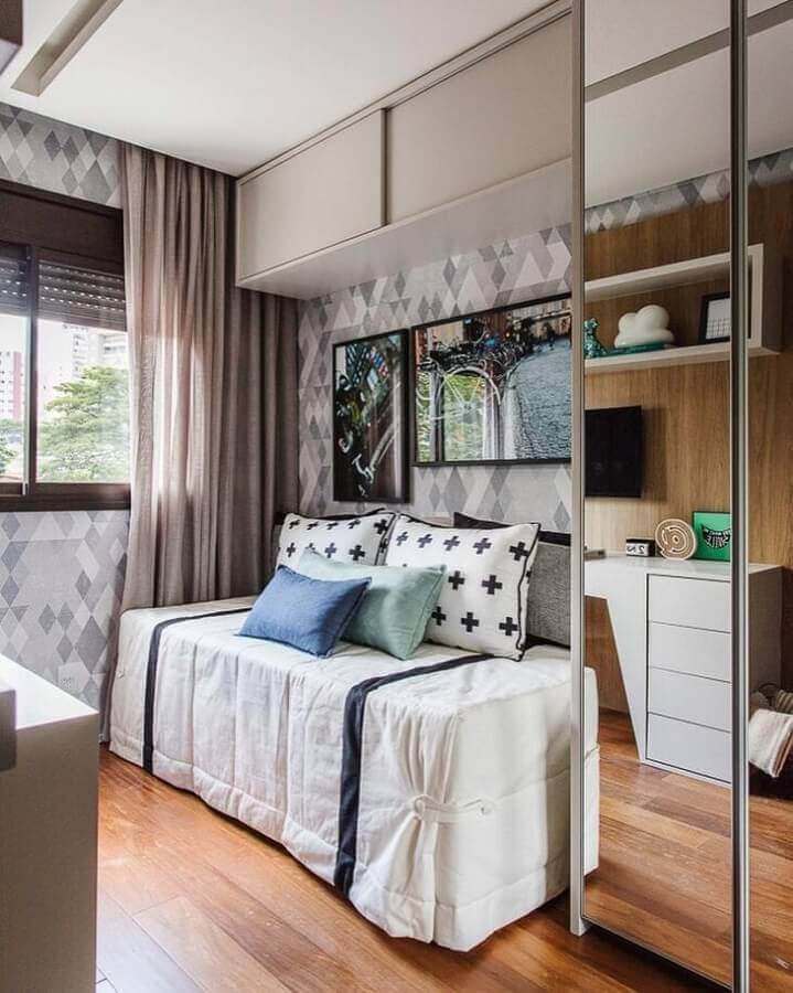 Papel de parede geométrico para decorado de quarto masculino solteiro pequeno com móveis planejados Foto Sesso e Dalanezi Arquitetura
