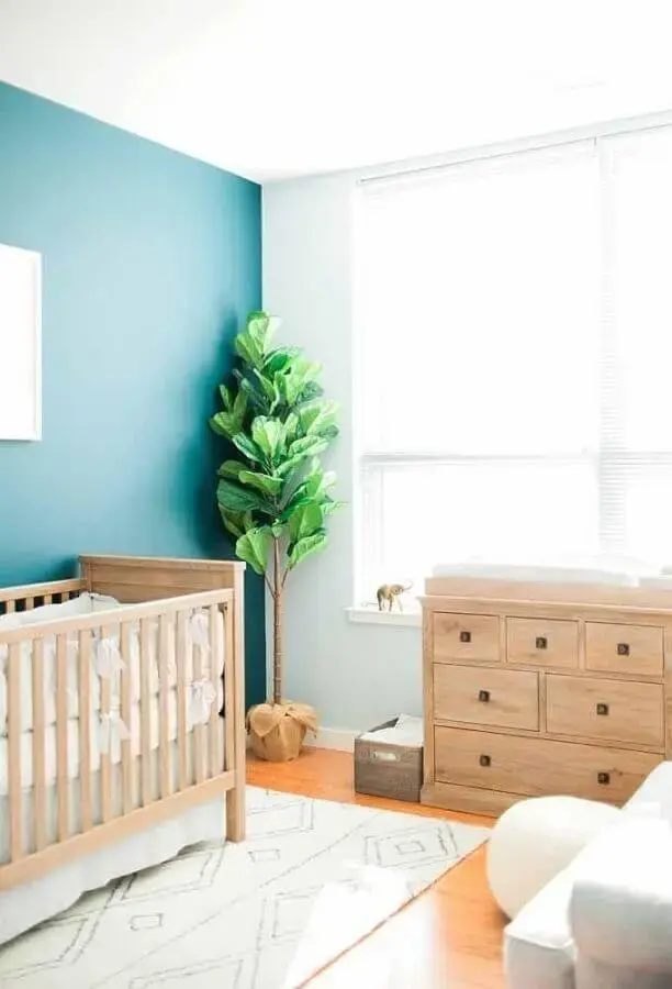 Parede azul para decoração de quarto para bebê simples com móveis de madeira Foto Casa de Valentina