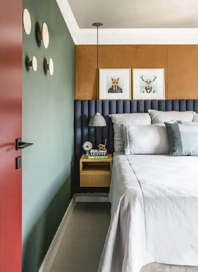 Parede cor caramelo para decoração de quarto moderno com cabeceira estofada Foto Histórias de Casa