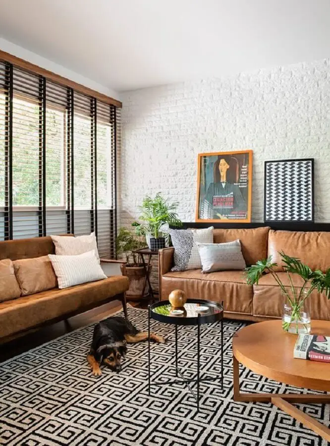 Parede tijolinho branca para decoração de sala com sofá cor caramelo e tapete geométrico Foto Casa de Valentina