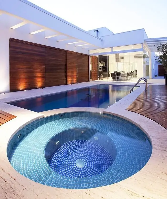 Piscinas modernas para casas grandes com hidromassagem são perfeitas para relaxar