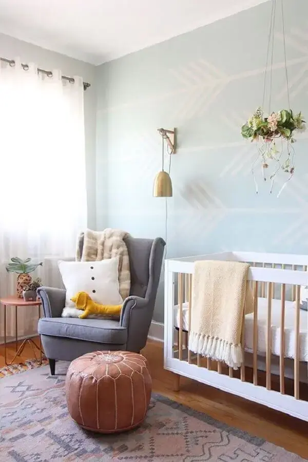 Poltrona cinza para decoração de quarto para bebê com puff redondo de couro Foto Pinterest