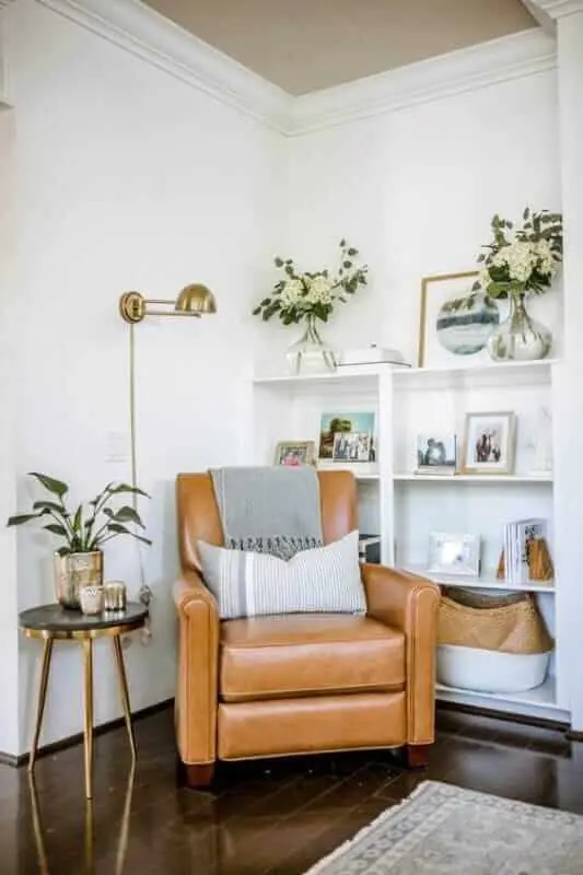 Poltrona de couro cor caramelo para decoração de sala branca Foto Pinterest