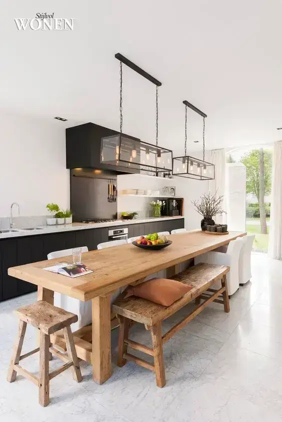 Porcelanato para cozinha moderna com mesa de madeira e armários pretos modernos