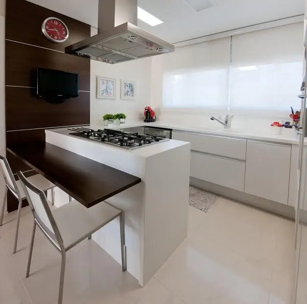 Posicione o fogão de forma que a pessoa que cozinha tenha visão direta da porta. Projeto de Archdesign Studio