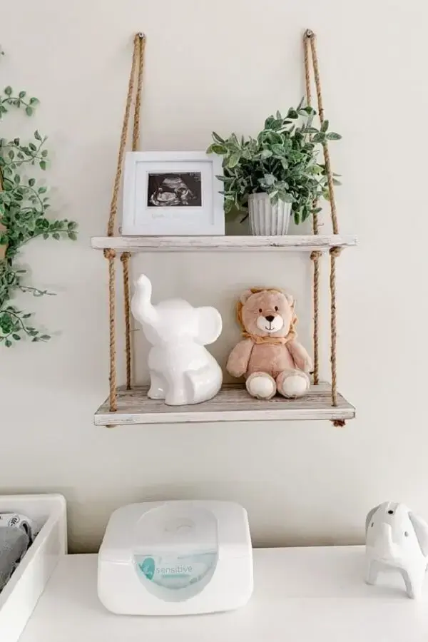 Prateleira de corda decora quarto de bebê safari. Fonte: Pinterest