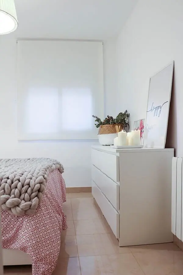 Quadro apoiado em cômoda branca grande para decoração de quarto de casal Foto Boho Deco Chic