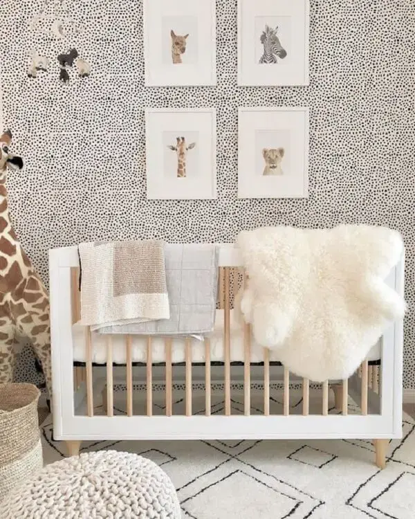 Quadros decorativos trazem charme para o quarto de bebê safári. Fonte: Peachly