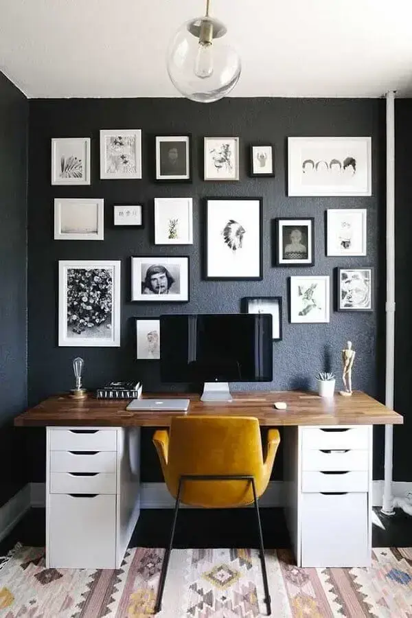 Quadros para decoração de home office com escrivaninha de madeira com gaveteiro branco Foto Archidea