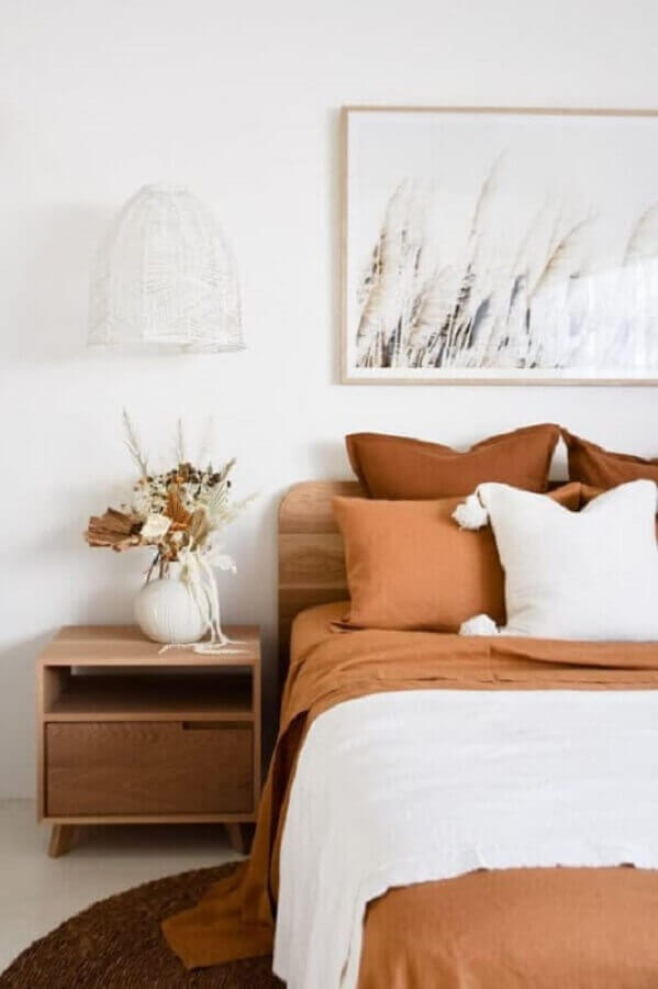 Quarto branco simples decorado com jogo de cama cor caramelo Foto Pinterest