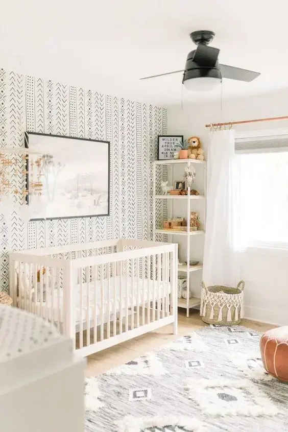 Quarto de bebe moderno com móveis brancos e papel de parede preto e branco