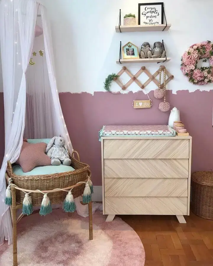 Quarto de bebê feminino decorado com meia parede pintada e cômoda de madeira pequena Foto Kids Arquitetura