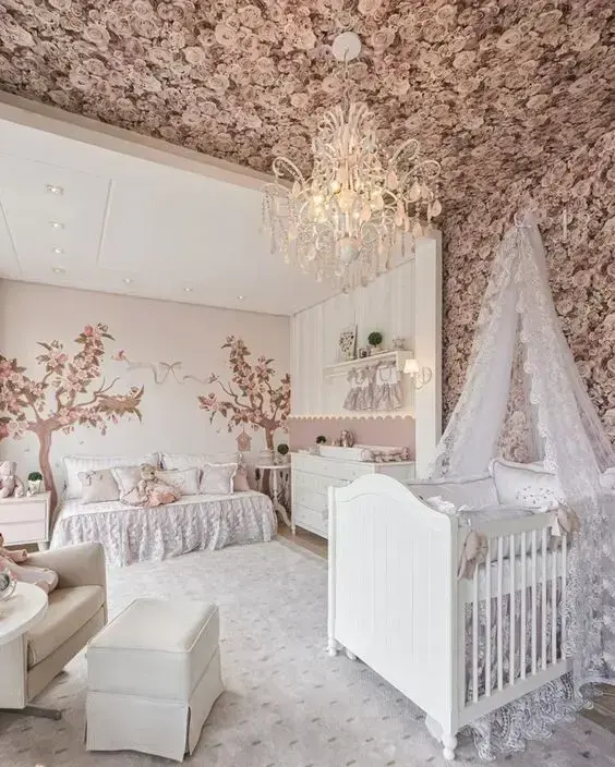 Quarto de bebê moderno com papel de parede floral e móveis brancos
