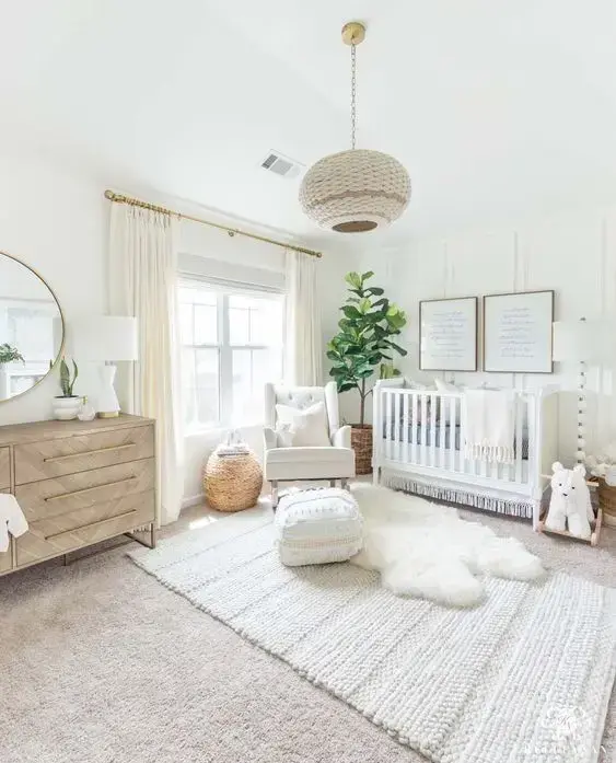 Quarto de bebê moderno com móveis brancos e de madeira