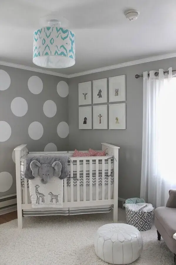 Quarto decorado para bebê cinza e branco com papel de parede de bolinhas Foto Pinterest