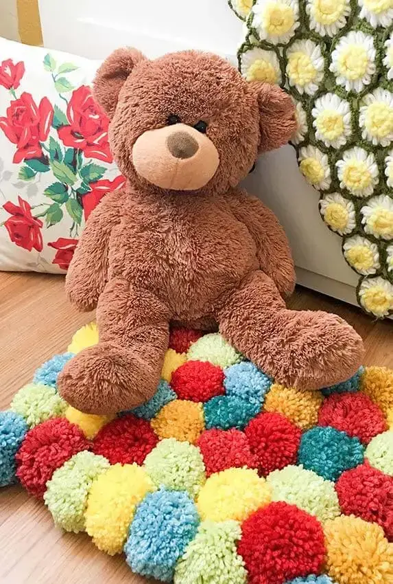 Quarto infantil decorado com tapete de lã colorido e ursos de pelúcia