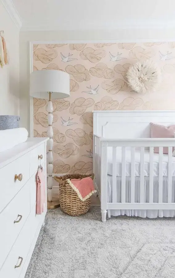 Quarto para bebê feminino decorado com abajur de chão e papel de parede delicado Foto We Heart It