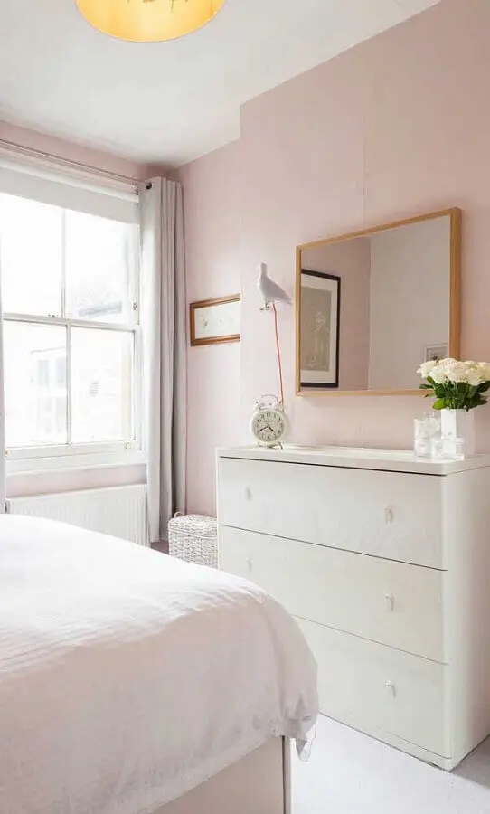 Quarto rosa claro decorado com cômoda branca e espelho de parede Foto Pinterest