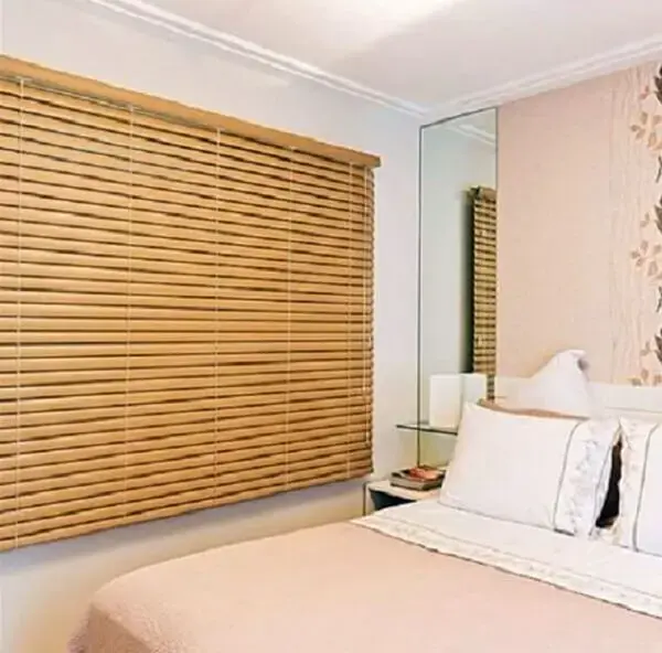 Que tal apostar na persiana de madeira na decoração do dormitório? Fonte: Pinterest